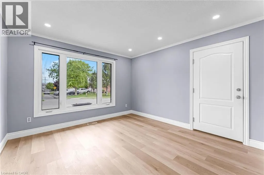 119 NICKOLAS Crescent