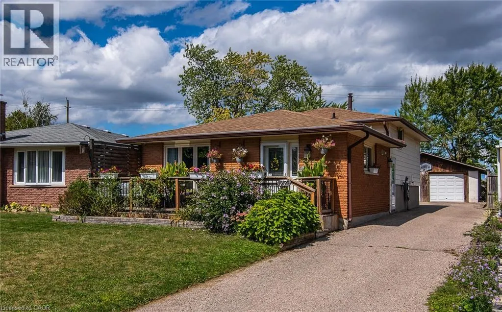 77 ROBERTS Crescent