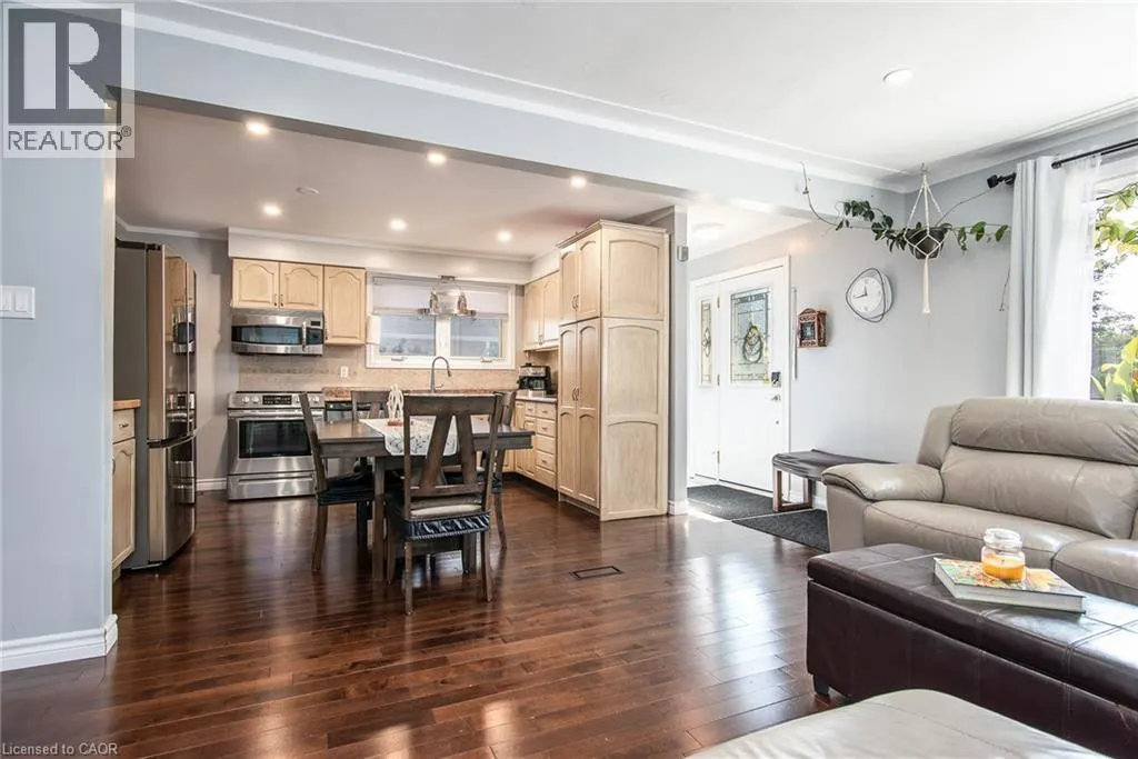 77 ROBERTS Crescent