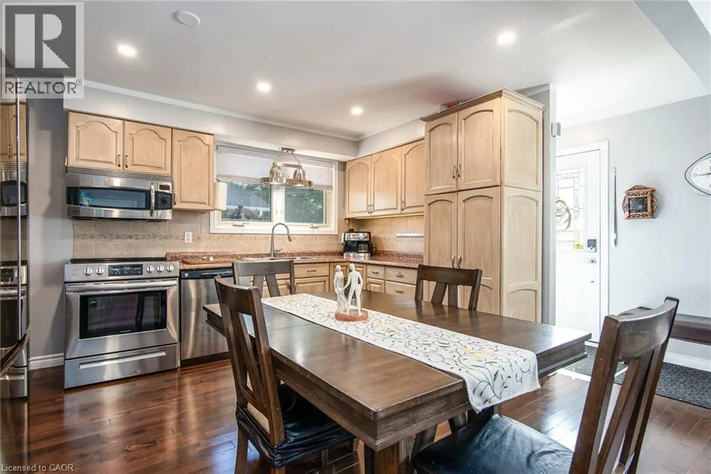 77 ROBERTS Crescent