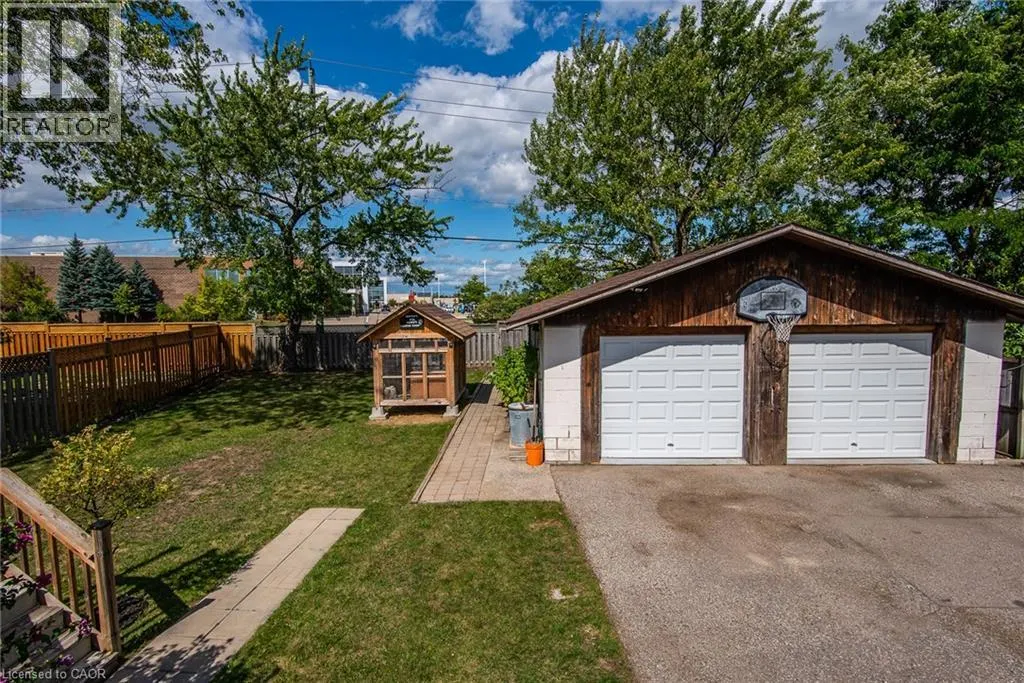 77 ROBERTS Crescent