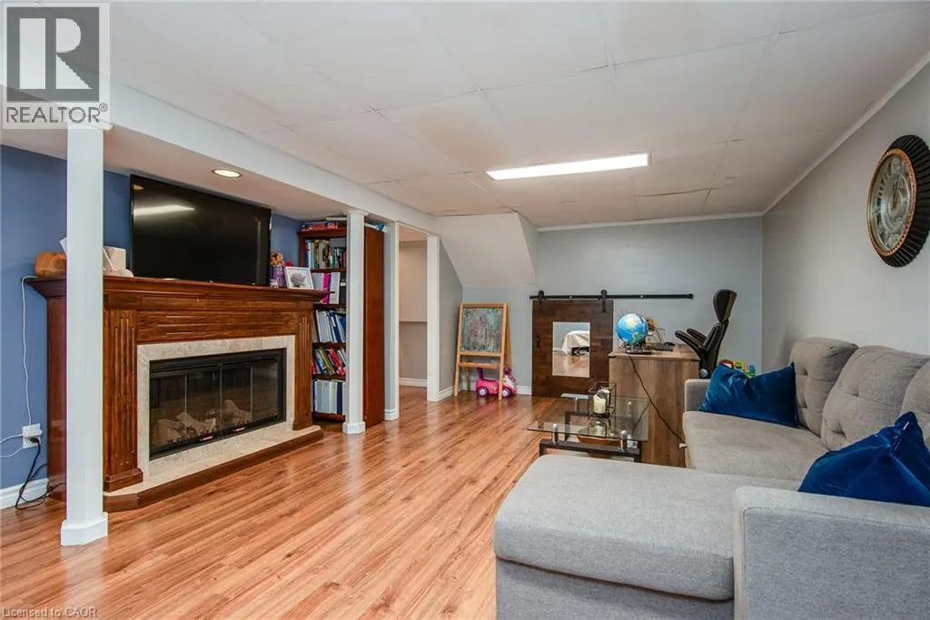 77 ROBERTS Crescent