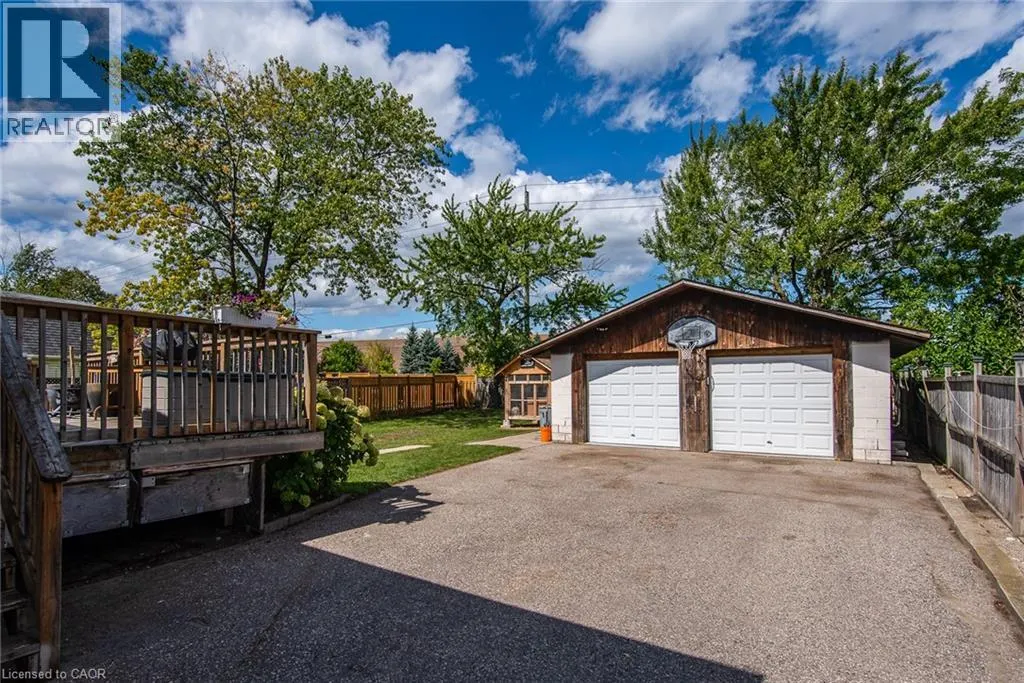 77 ROBERTS Crescent