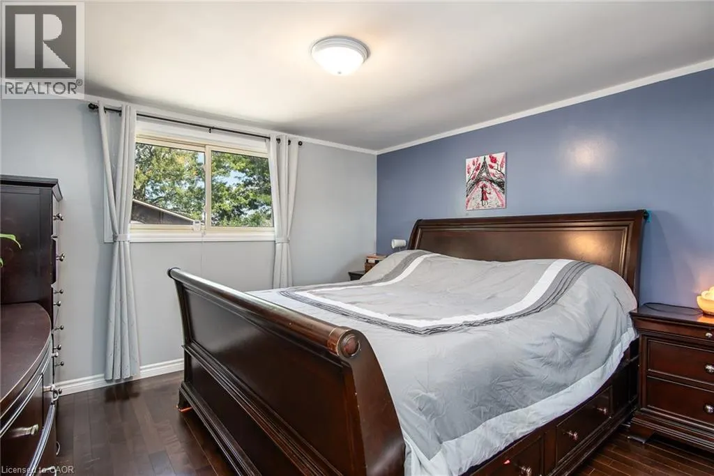 77 ROBERTS Crescent
