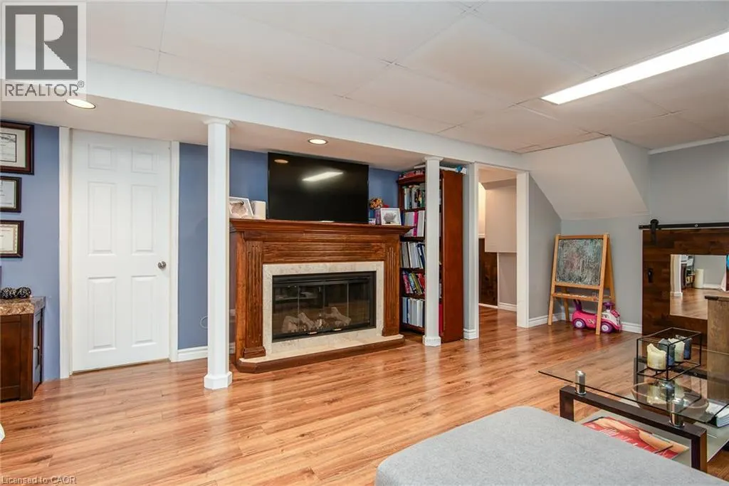 77 ROBERTS Crescent