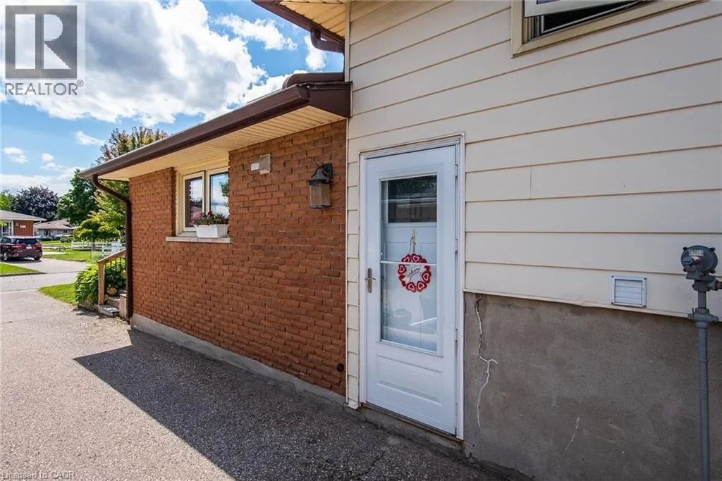 77 ROBERTS Crescent