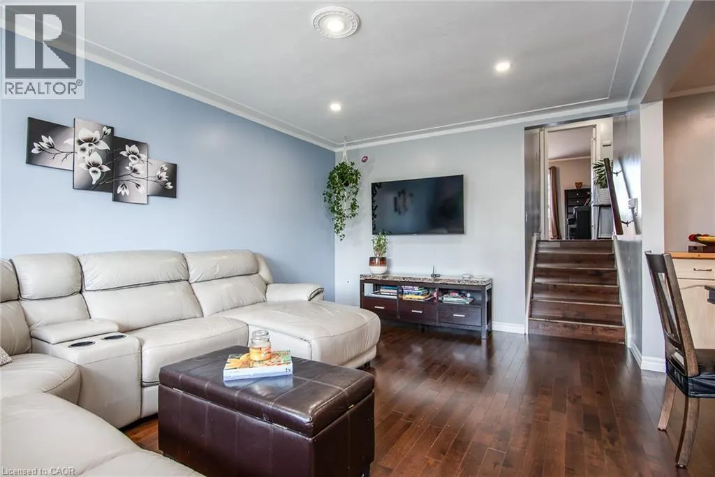 77 ROBERTS Crescent