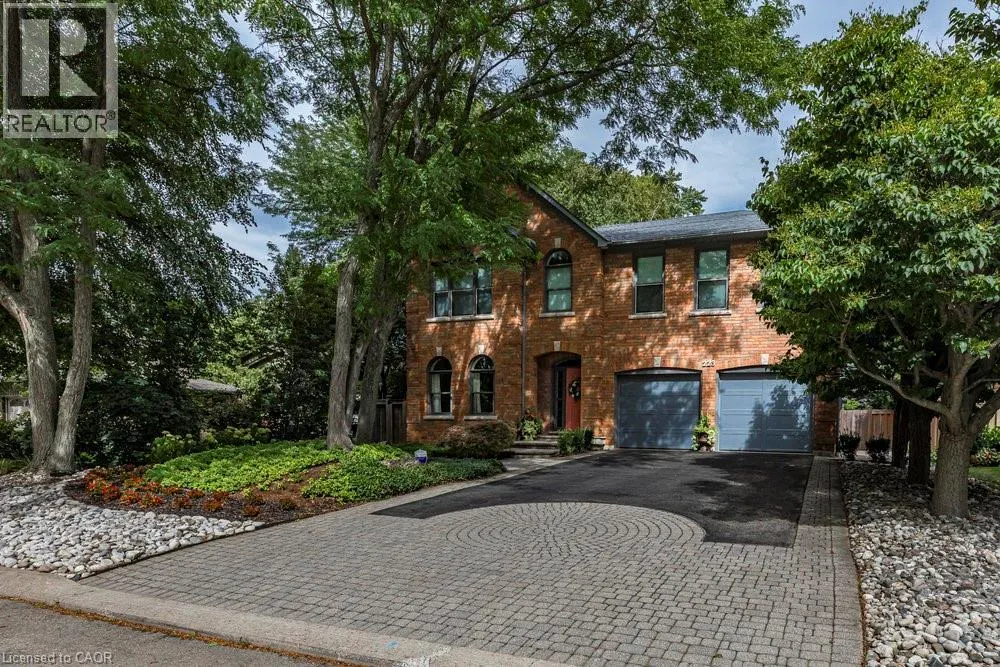 223 BRIAR HILL Crescent