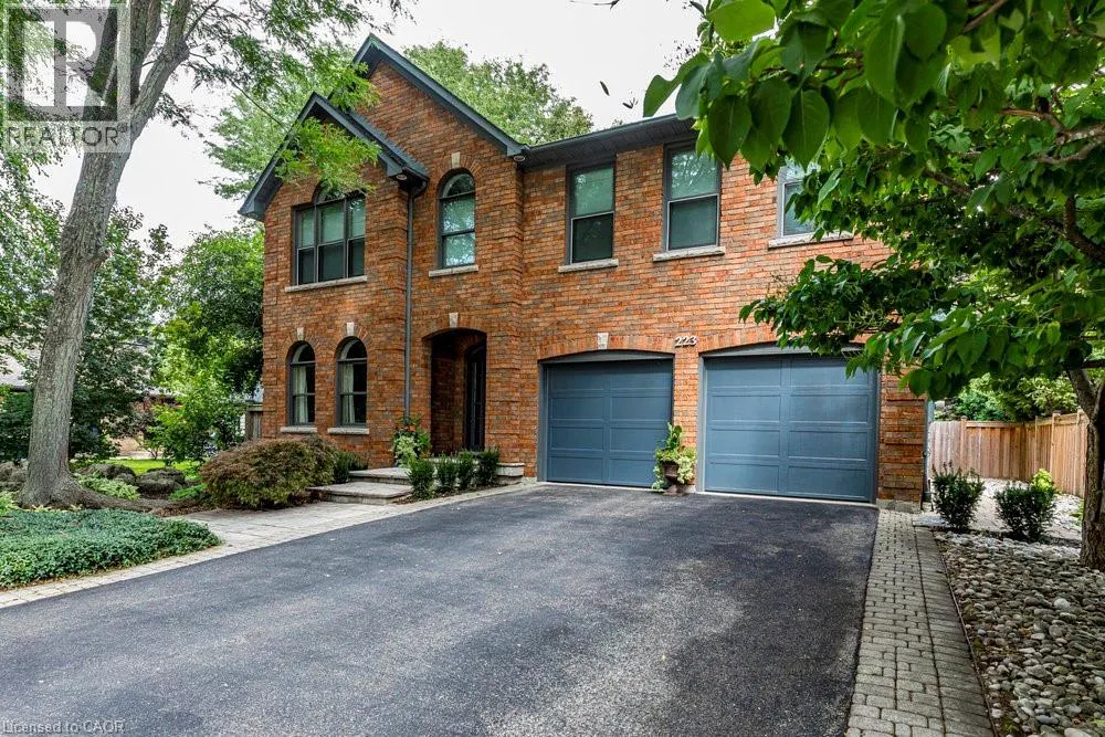 223 BRIAR HILL Crescent
