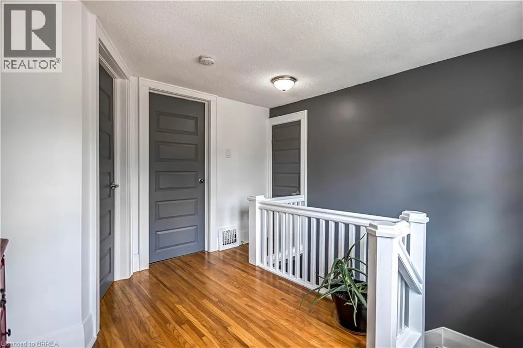 118 MAIN Street W