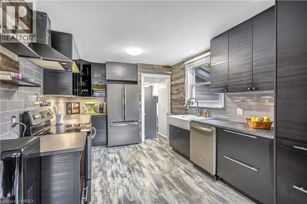 118 MAIN Street W