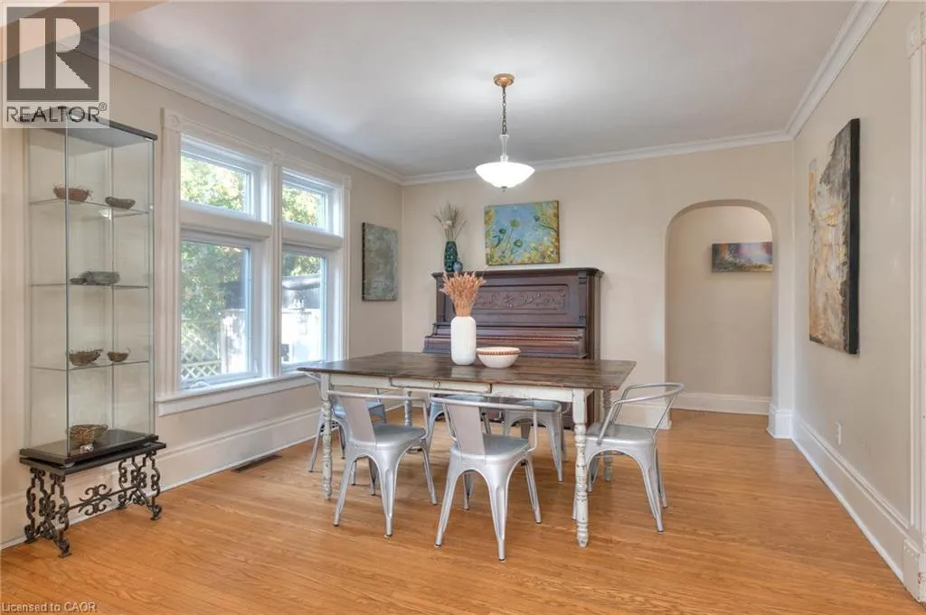 44 ELLEN Street E
