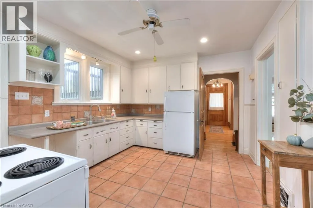 44 ELLEN Street E