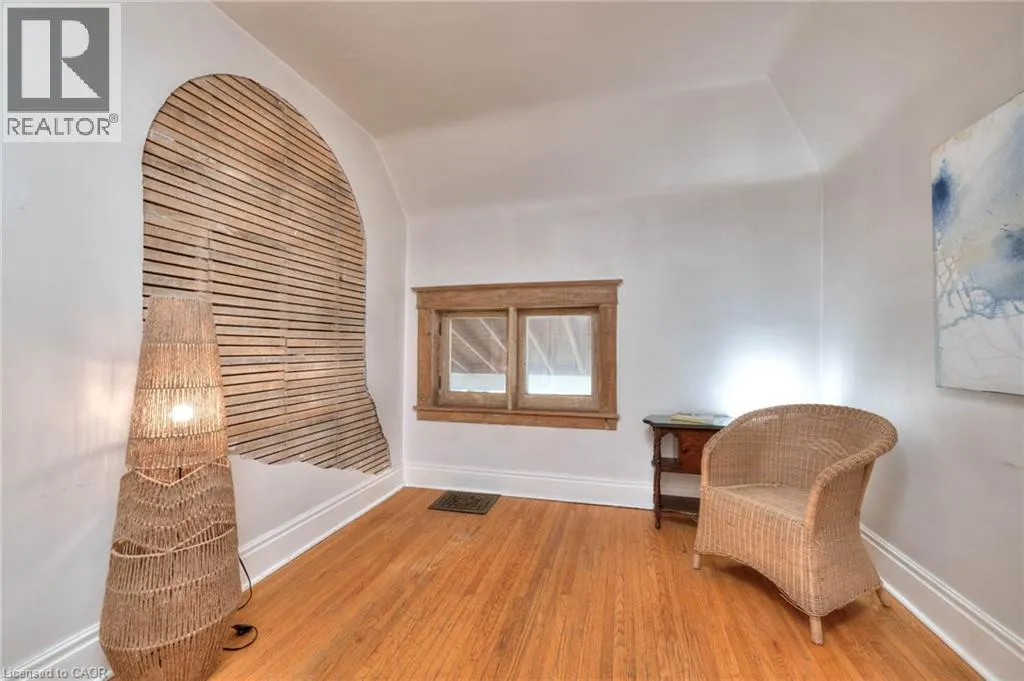 44 ELLEN Street E