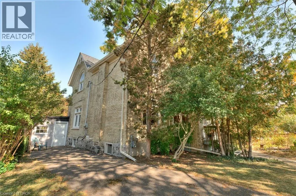 44 ELLEN Street E