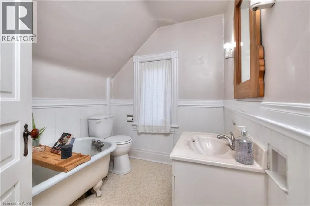 44 ELLEN Street E
