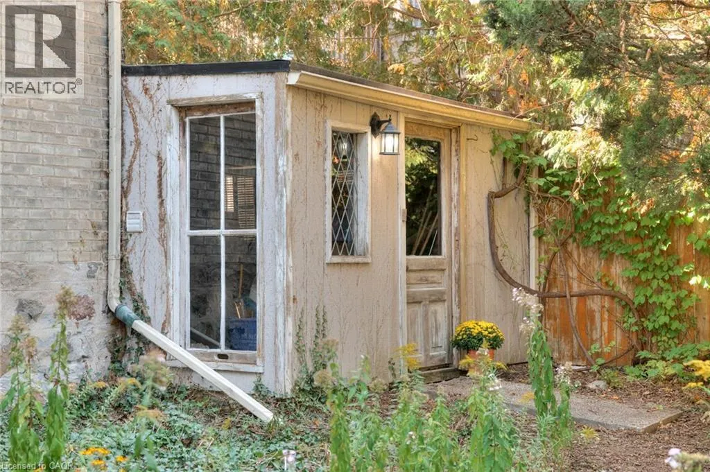 44 ELLEN Street E