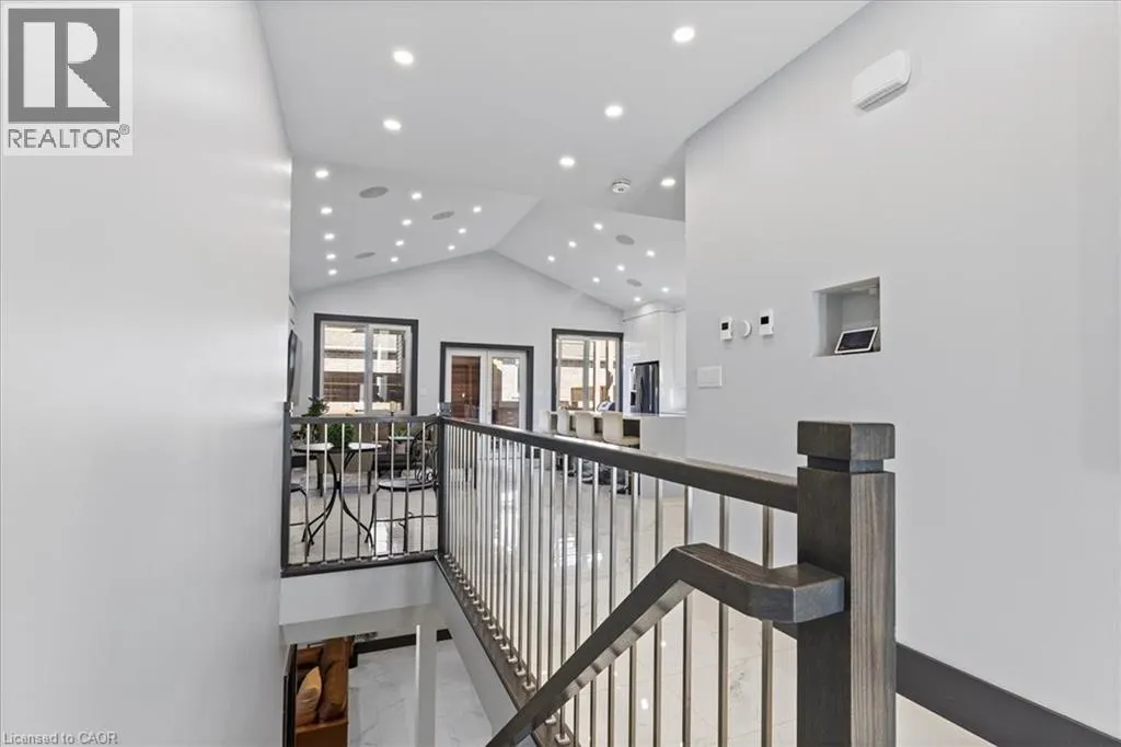 404 MONTROSE Street N