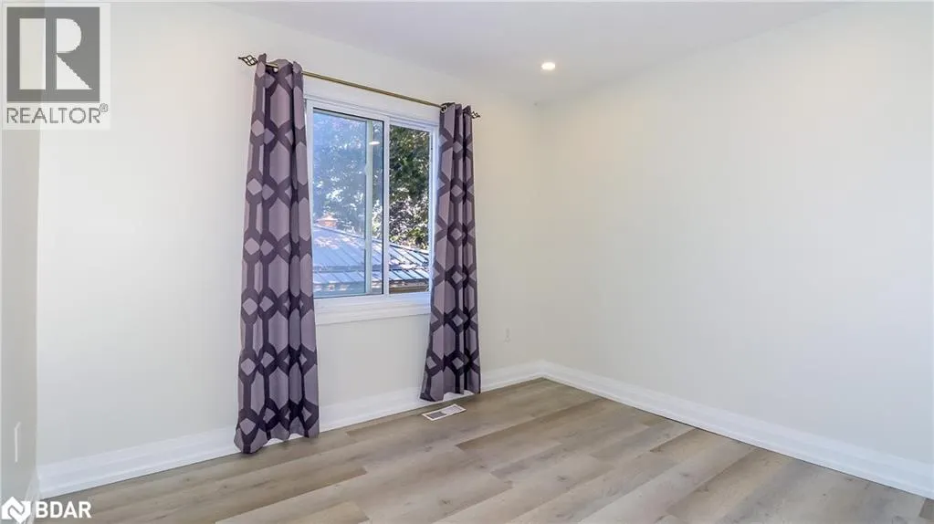 33B CUNDLES Road E