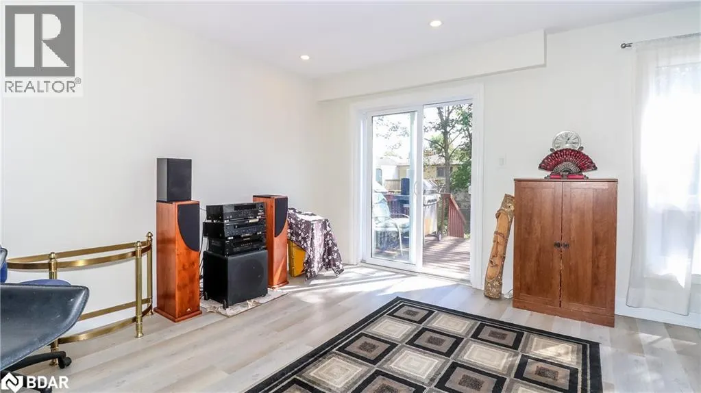 33B CUNDLES Road E