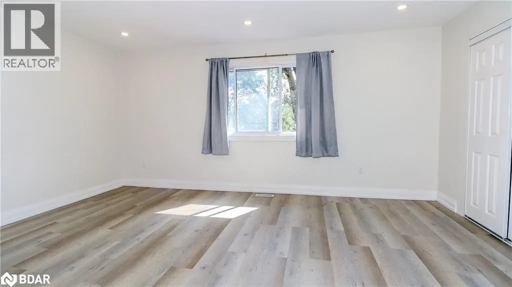 33B CUNDLES Road E