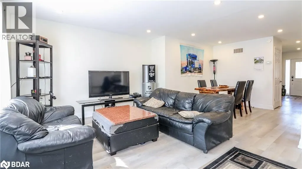33B CUNDLES Road E