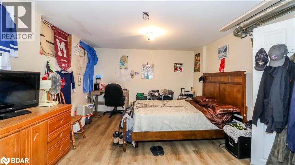 33B CUNDLES Road E
