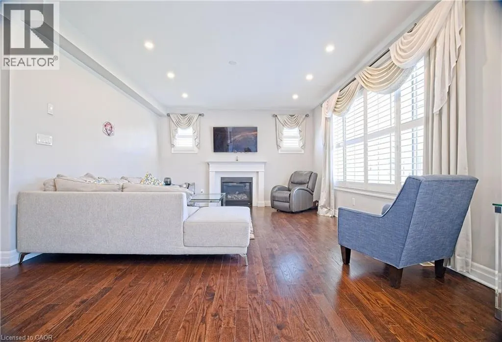 24 PICKETT Place