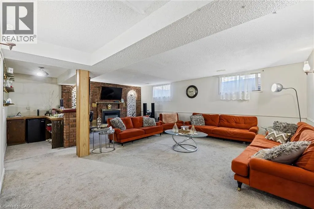 490 QUEEN VICTORIA Drive