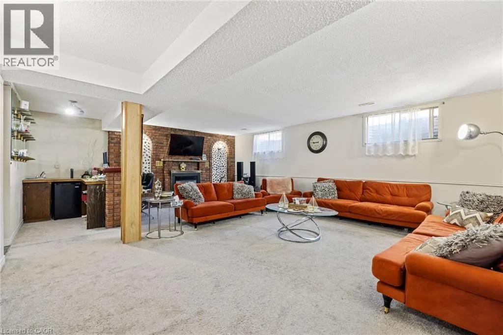 490 QUEEN VICTORIA Drive