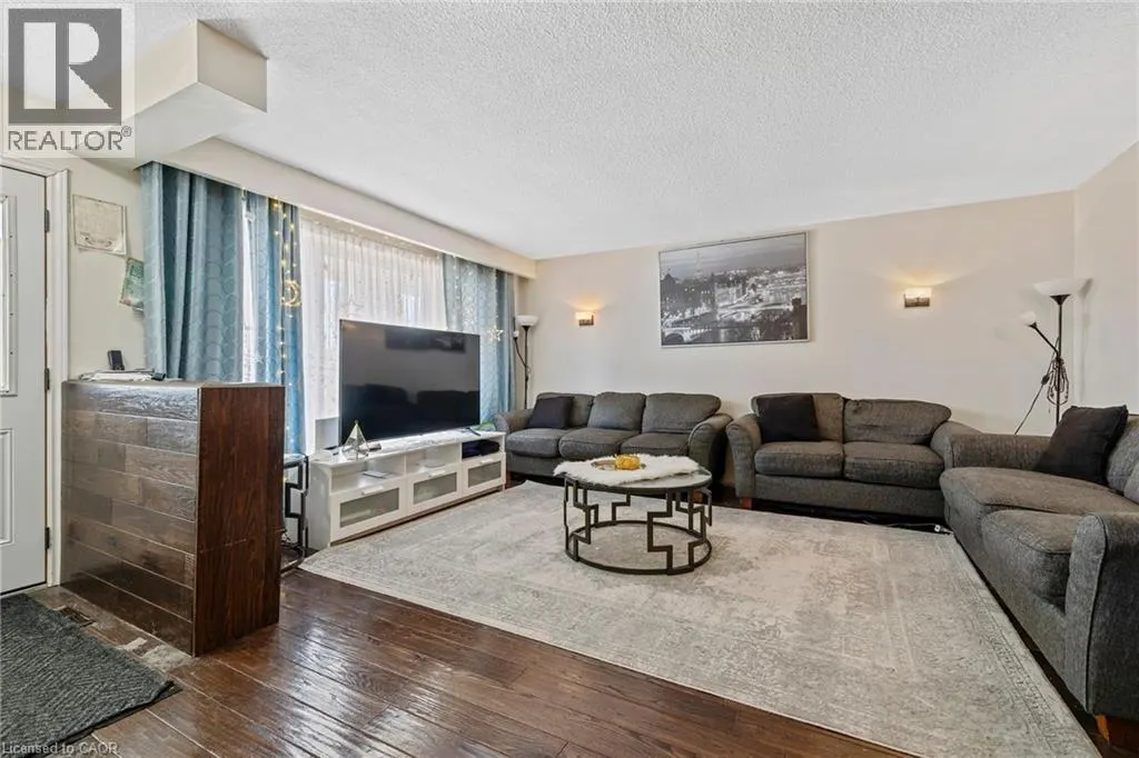 490 QUEEN VICTORIA Drive