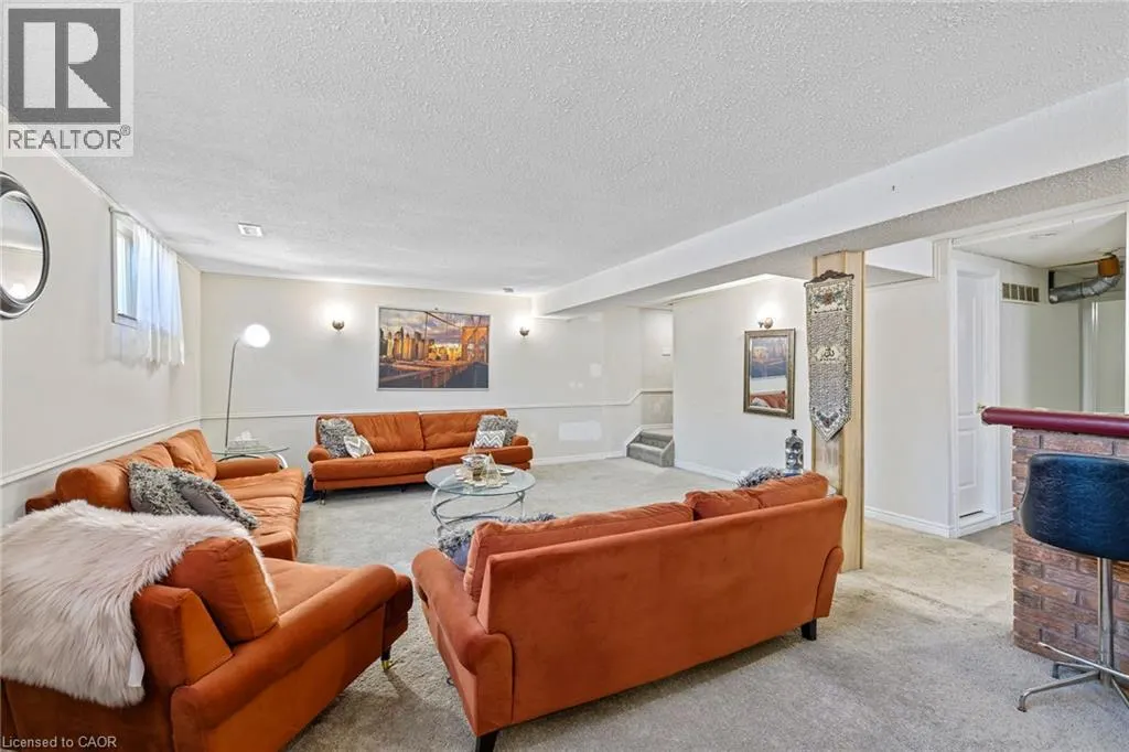 490 QUEEN VICTORIA Drive