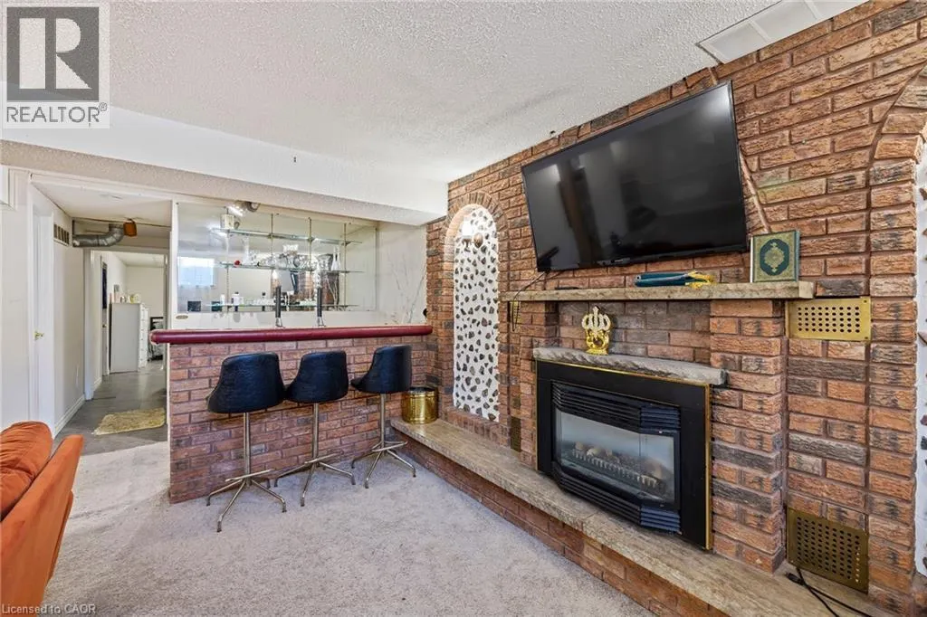 490 QUEEN VICTORIA Drive