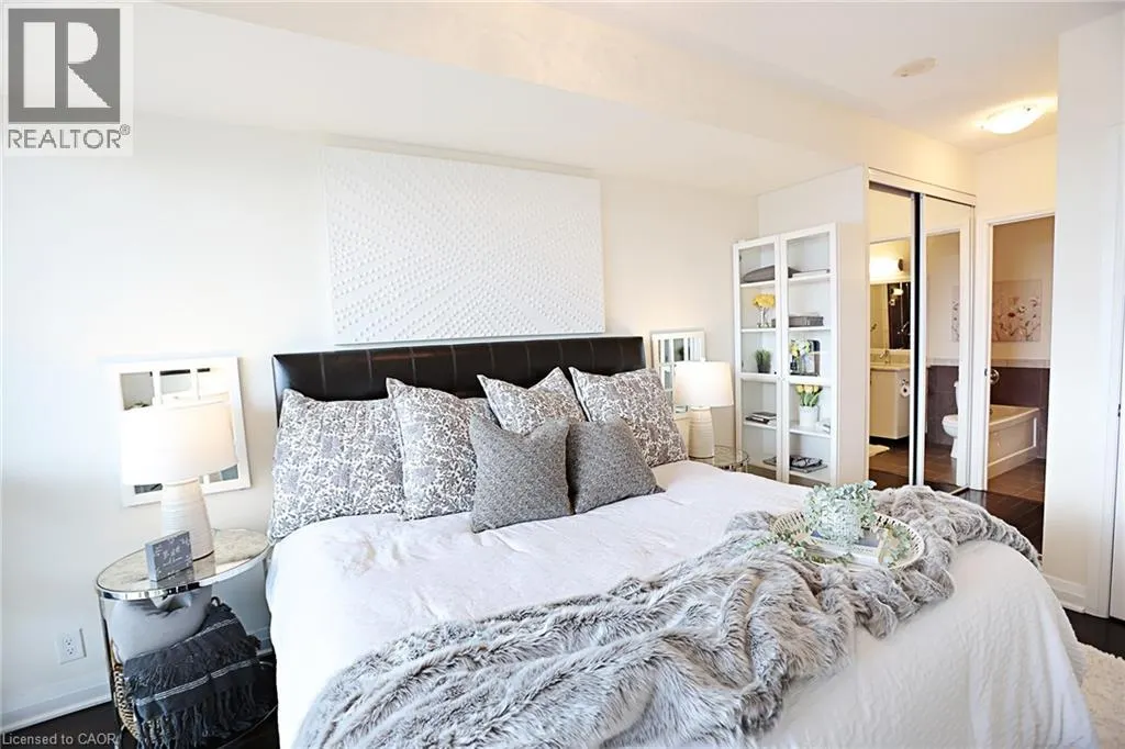 1055 SOUTHDOWN Road Unit# PH01, #PH01