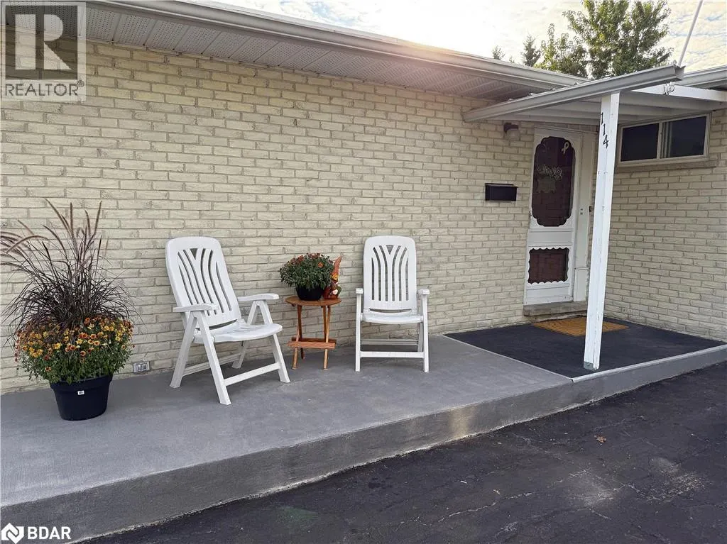 114 DAPHNE Crescent