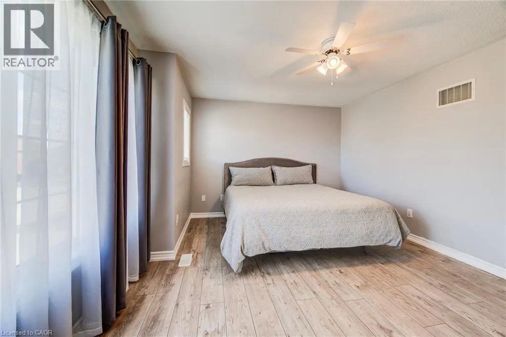 390 ARMSTRONG Street W