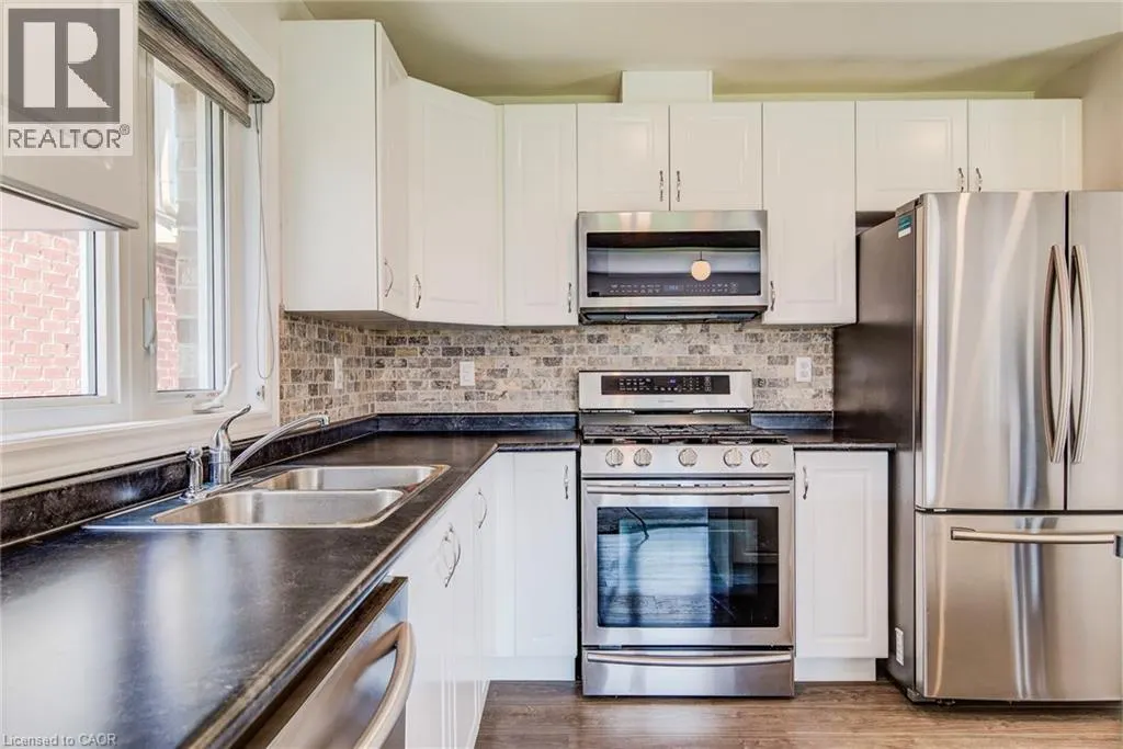 390 ARMSTRONG Street W