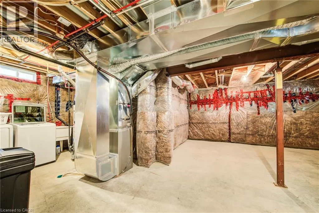390 ARMSTRONG Street W
