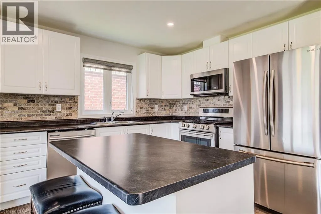 390 ARMSTRONG Street W