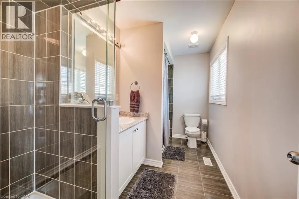 390 ARMSTRONG Street W