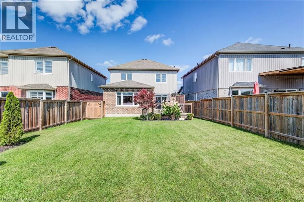 390 ARMSTRONG Street W