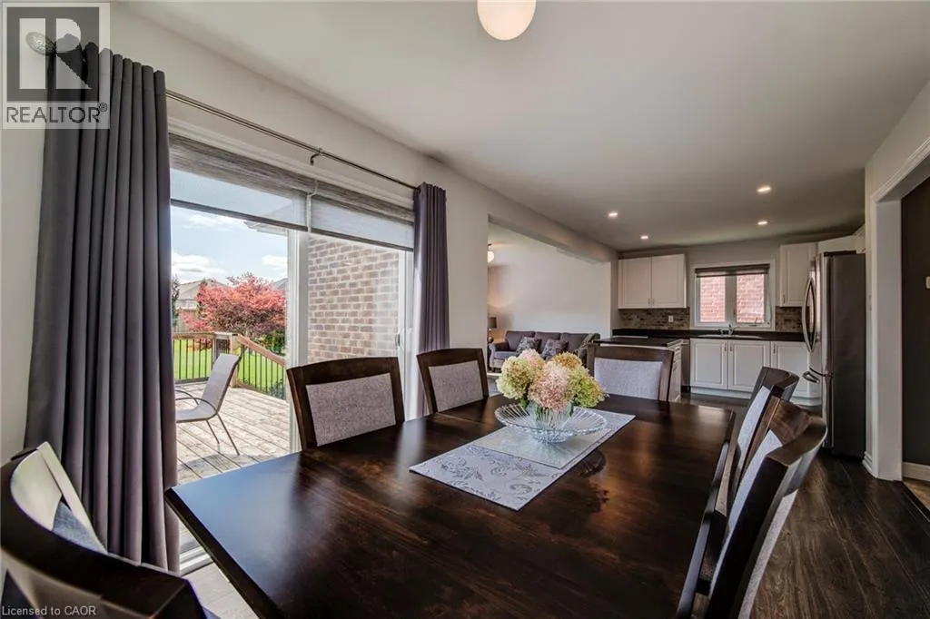 390 ARMSTRONG Street W
