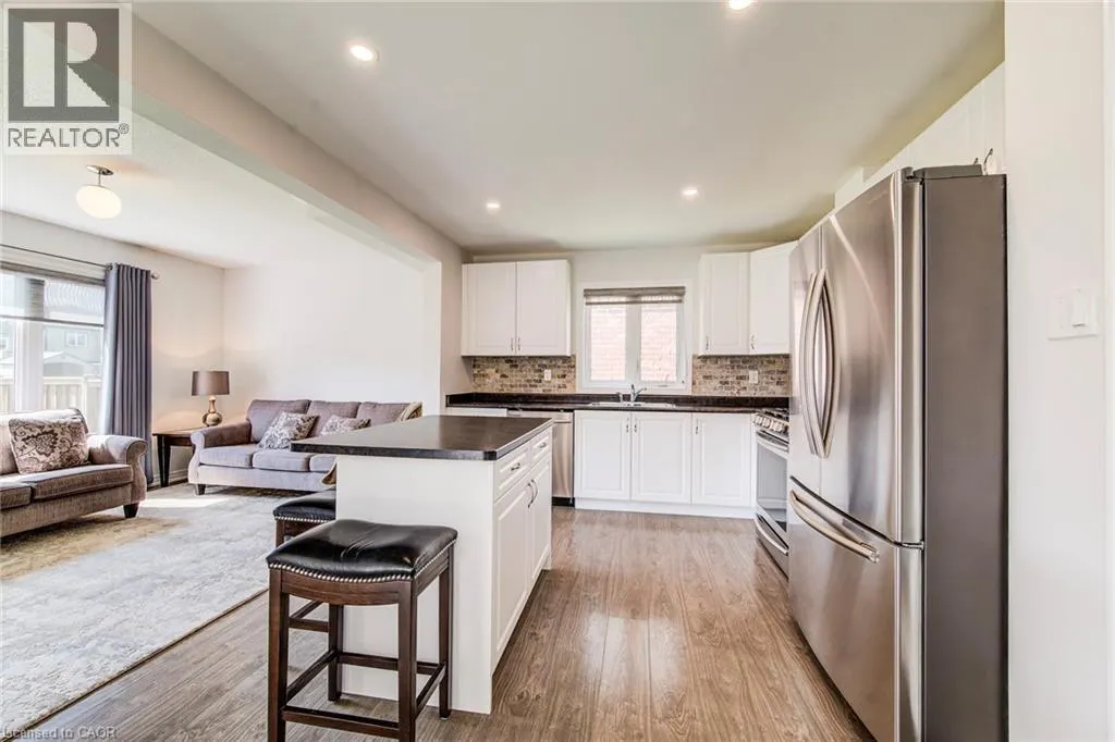 390 ARMSTRONG Street W