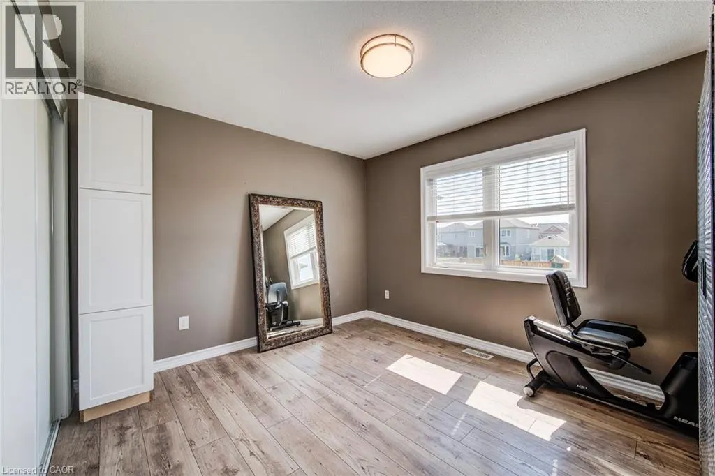 390 ARMSTRONG Street W