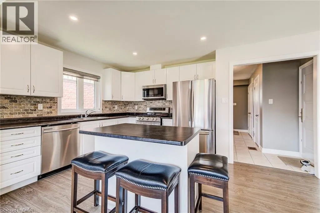 390 ARMSTRONG Street W