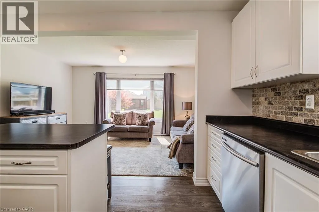390 ARMSTRONG Street W