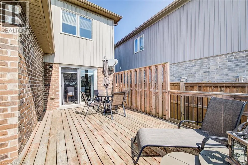 390 ARMSTRONG Street W