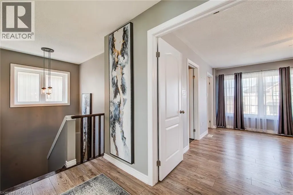 390 ARMSTRONG Street W
