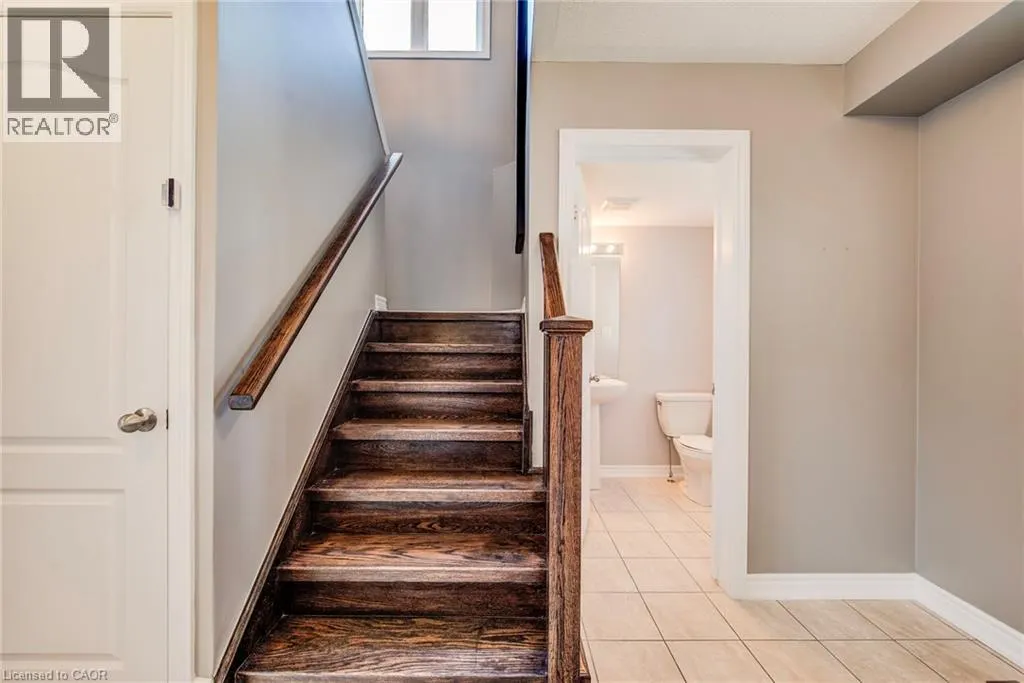 390 ARMSTRONG Street W