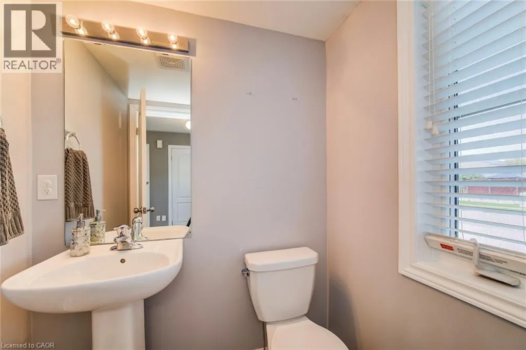 390 ARMSTRONG Street W